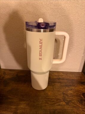 Stanley 40oz Pale Travel Mug with creme Logo and see through Lid